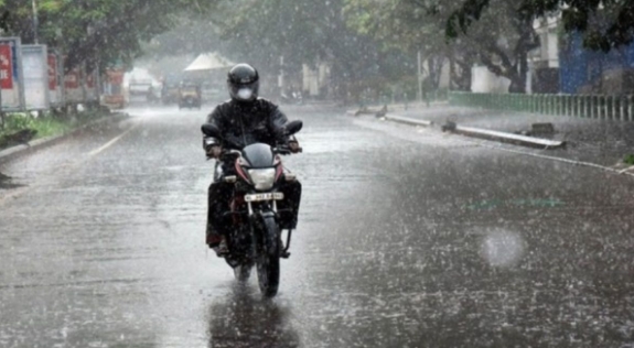 Delhi weather update: Rain disrupts traffic in a number of places