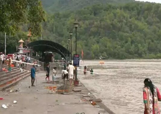 Uttarakhand: Surge in Ganga water level amid heavy rains, administration on alert