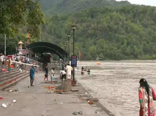 Uttarakhand: Surge in Ganga water level amid heavy rains, administration on alert