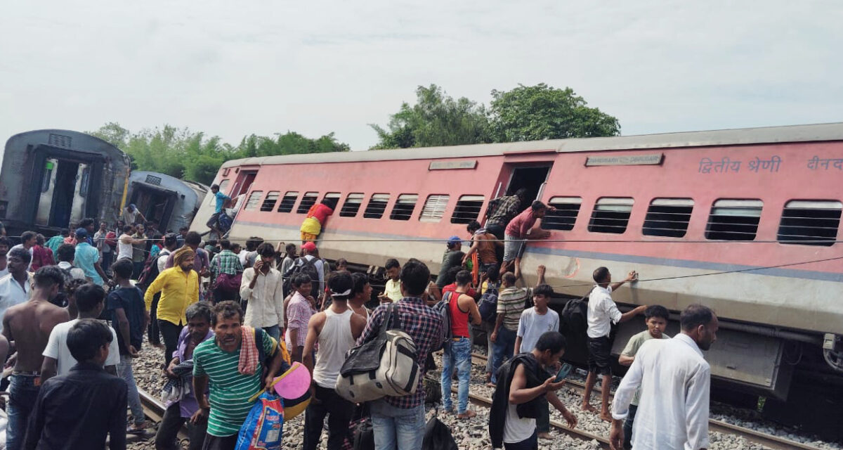 4 died and 34 were injured when eight coaches of the Chandigarh-Dibrugarh Express derailed at Gonda in Uttar Pradesh.