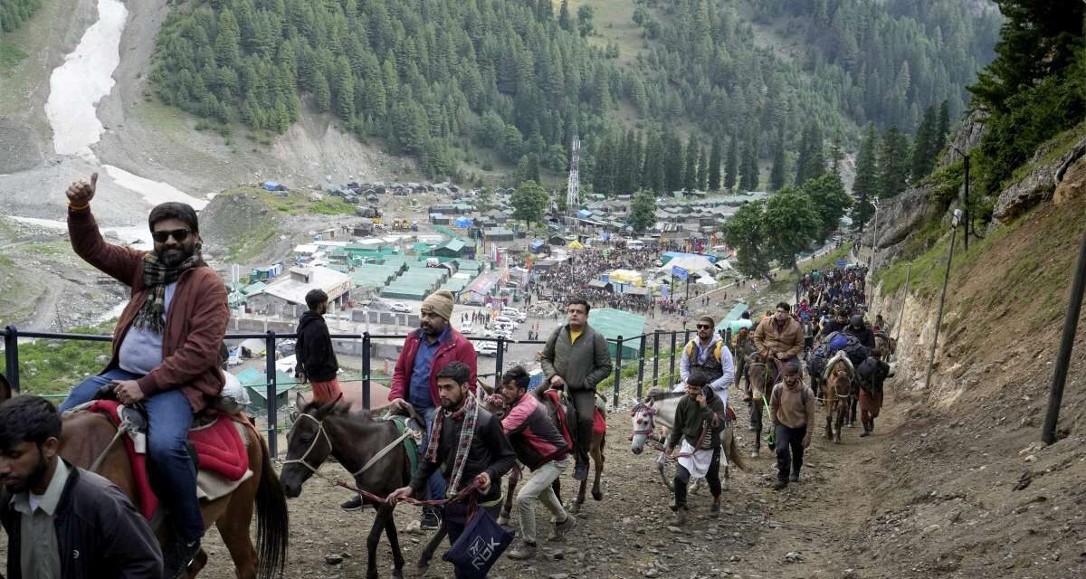 Over 2,500 pilgrims depart the Jammu base camp for Amarnath.