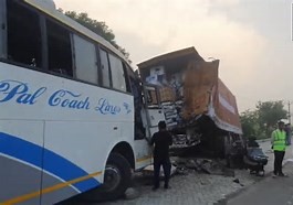 Bus-Truck Collision in Uttar Pradesh: 2 Dead, 16 Injured in Hathras