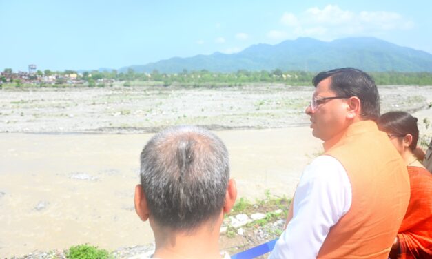 Chief Minister Shri Pushkar Singh Dhami examined the soil erosion in Haldwani brought on by the Gaula River.