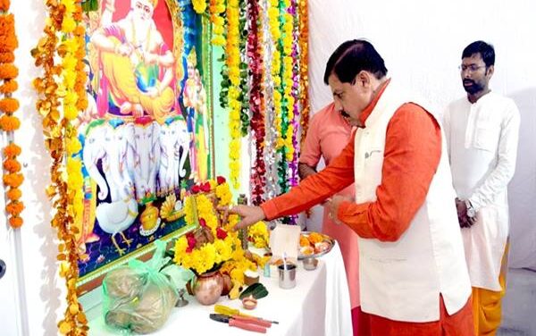 Madhya Pradesh CM Mohan Yadav Celebrates Vishwakarma Jayanti, Honors Vishwakarma Community