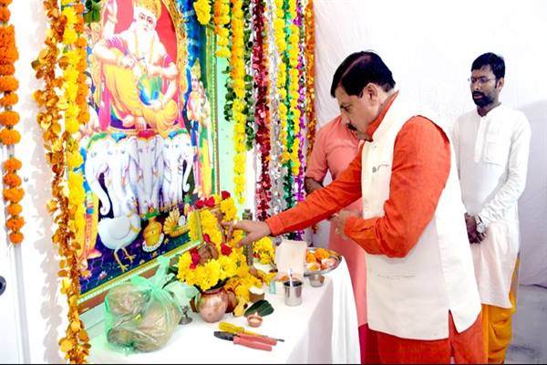 Madhya Pradesh CM Mohan Yadav Celebrates Vishwakarma Jayanti, Honors Vishwakarma Community