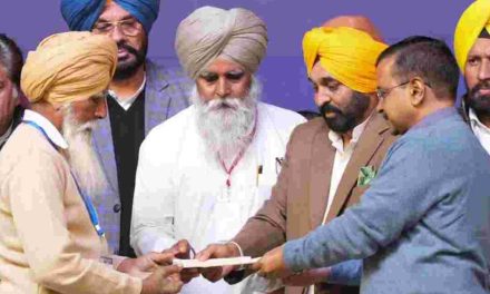 BHAGWANT MANN AND ARVIND KEJRIWAL HANDS OVER CHEQUE WORTH RS 1 CRORE AS FINANCIAL ASSISTANCE TO FAMILY OF MARTYR AMRIK SINGH