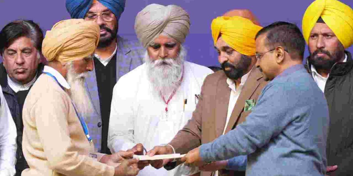 BHAGWANT MANN AND ARVIND KEJRIWAL HANDS OVER CHEQUE WORTH RS 1 CRORE AS FINANCIAL ASSISTANCE TO FAMILY OF MARTYR AMRIK SINGH