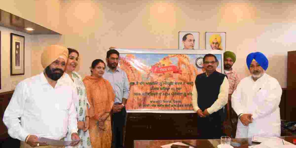 Horticulture Minister S. Chetan Singh Jauramajra honoured the entire dedicated team