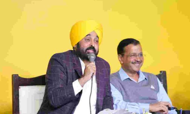 BHAGWANT MANN AND ARVIND KEJRIWAL INTERACTS WITH INDUSTRIALISTS IN SARKAAR VAPAAR MILNI AT LUDHAINA