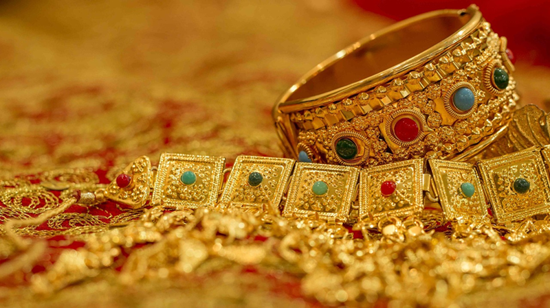 Gold Price Dips Below ₹74,000 Amid Strong US Dollar; Silver Slumps by ₹1,100 on MCX