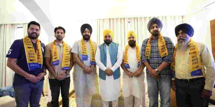 Another jolt to Akali Dal Badal, Aam Aadmi Party gains more strength in Amritsar Lok Sabha constituency