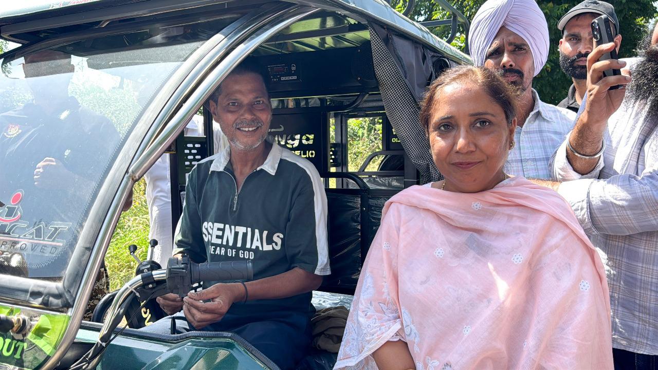 A Big Step Towards Environmental Protection and Employment: Mann Government Distributes E-Rickshaws to the Needy