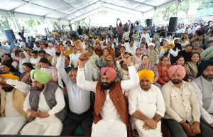 <blockquote class="twitter-tweet"><p lang="hi" dir="ltr">देश के 140 करोड़ लोगों को एक साथ मिलकर तानाशाही और अन्याय के ख़िलाफ़ आवाज़ उठानी होगी। जंतर-मंतर से LIVE <a href="https://t.co/cBg2TAeR1K">https://t.co/cBg2TAeR1K</a></p>&mdash; Arvind Kejriwal (@ArvindKejriwal) <a href="https://twitter.com/ArvindKejriwal/status/2028014062941167647?ref_src=twsrc%5Etfw">March 1, 2026</a></blockquote> <script async src="https://platform.twitter.com/widgets.js" charset="utf-8"></script> 