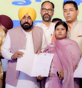 Bhagwant Singh Mann Govt Rolls Out ‘Mawan Dheeyan Satkar Yojna’ Across Punjab