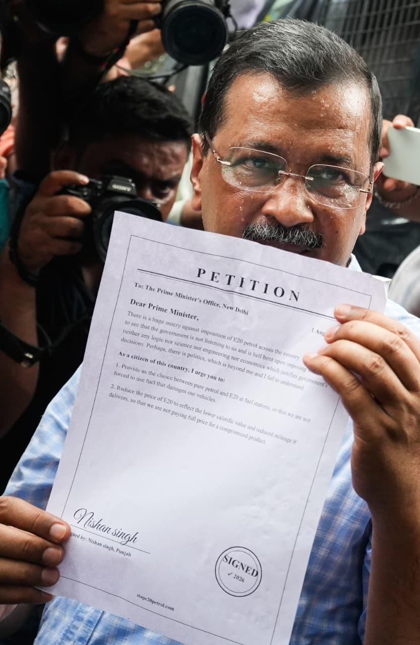 Police Stop Arvind Kejriwal on Way to Meet Prime Minister With 100 Victims to Oppose E-20 Petrol